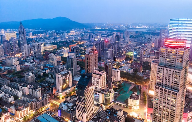 Fotografia aérea da visão noturna da paisagem arquitetônica moderna em nanjing china