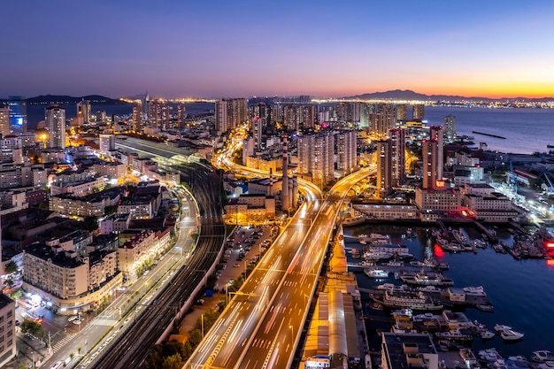 Fotografia aérea da visão noturna da paisagem da arquitetura urbana moderna na China