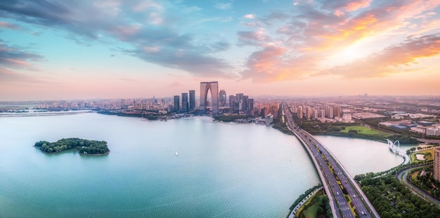 Fotografia aérea da visão noturna da paisagem urbana moderna de Suzhou, China