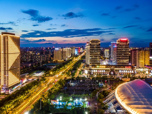 Fotografia aérea da visão noturna do Nantong Financial Center, Jiangsu
