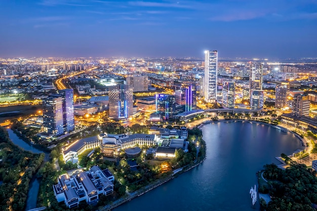 Fotografia aérea da vista noturna da cidade de Suzhou Moon Bay