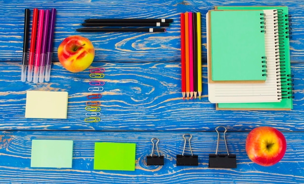 Foto fotografia aérea de materiais escolares em fundo azul