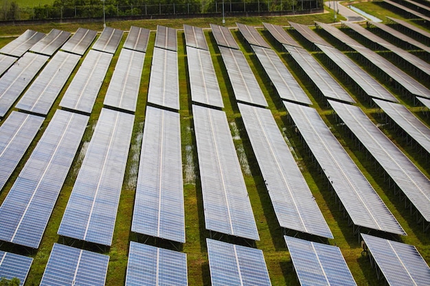 Fotografia aérea de painéis solares fotovoltaicos ao ar livre em tempo ensolarado