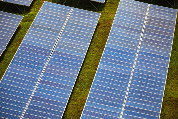 Fotografia aérea de painéis solares fotovoltaicos ao ar livre em tempo ensolarado