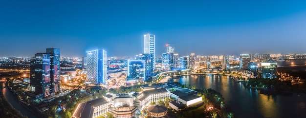 Fotografia aérea de paisagem noturna de arquitetura urbana moderna em wuxi, china