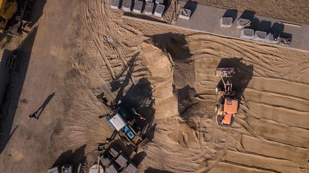 Fotografia aérea de reparação de estradas com vista superior de drone