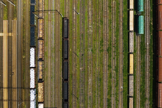 Fotografia aérea de trilhos de trem e vagões. Vista superior de vagões e ferrovias. Minsk.