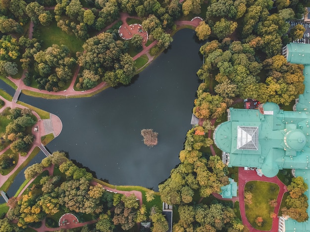 Fotografia aérea de um parque com um lago e um palácio na costa, são petersburgo, rússia.