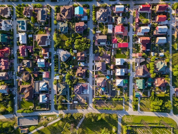 Fotografia aérea de uma vila de chalés com casas coloridas