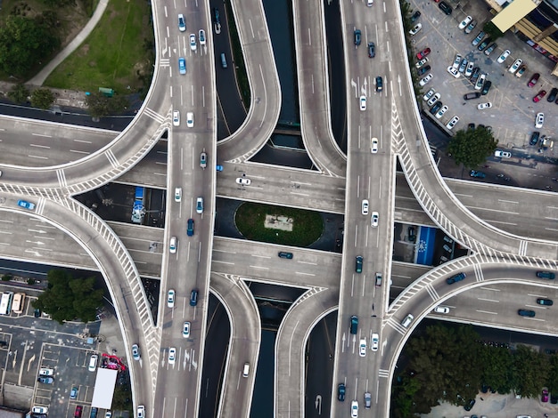 Fotografia aérea de viaduto rodoviário urbano