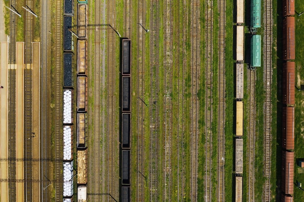 fotografia aérea de vias férreas e automóveis.