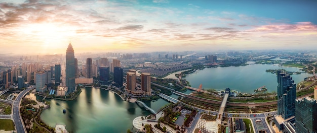 Fotografía aérea del distrito comercial central del lago Didang, Shaoxing, Zhejiang