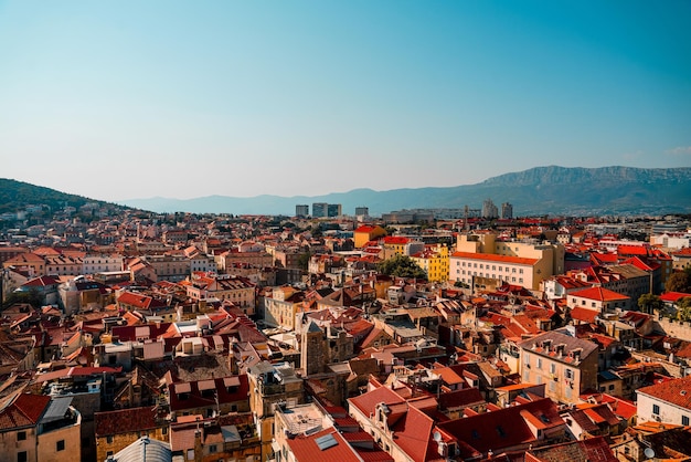 Fotografia aérea do centro de Split sob um céu azul claro, Croácia