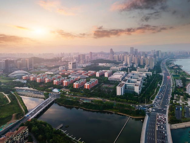 Fotografia aérea do horizonte da cidade da costa oeste de Qingdao