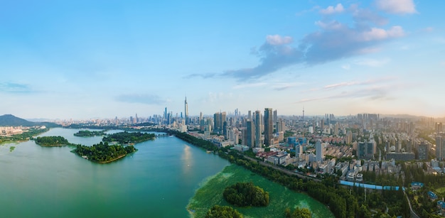 Fotografia aérea do horizonte de arquitetura urbana do Lago Nanjing Xuanwu