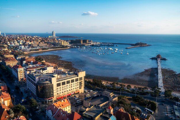 Fotografia aérea do horizonte de paisagem arquitetônica da baía de Qingdao