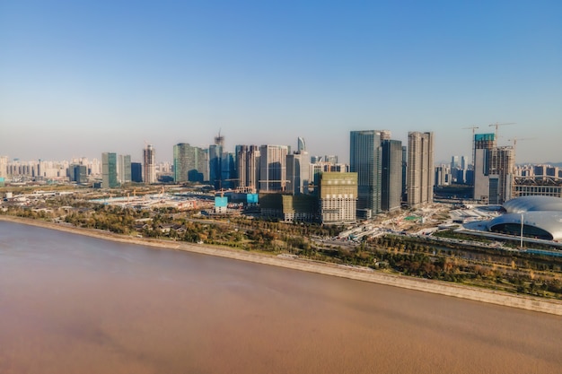 Fotografia aérea do horizonte de uma paisagem arquitetônica urbana moderna em hangzhou, china