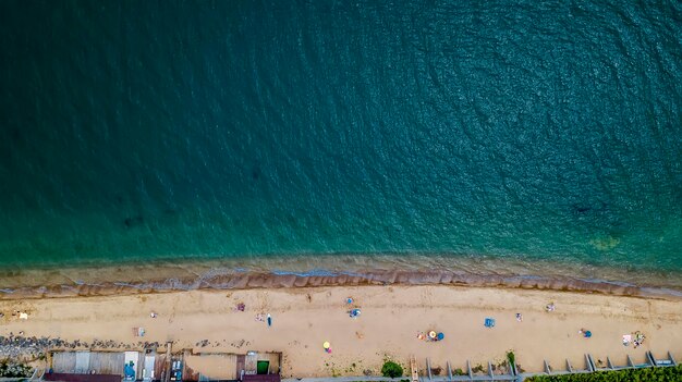 Fotografia aérea do mar e da praia de areia com drone