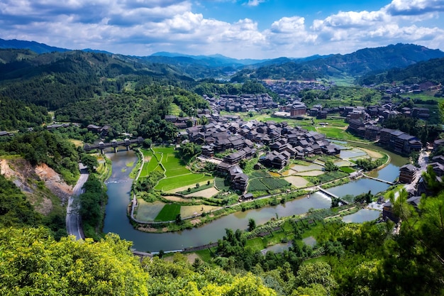 Fotografia aérea do panorama pastoral do cenário de Liuzhou Sanjiang Chengyang Bazhai