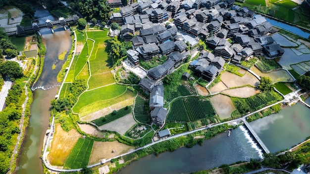 Fotografia aérea do panorama pastoral do cenário de liuzhou sanjiang chengyang bazhai