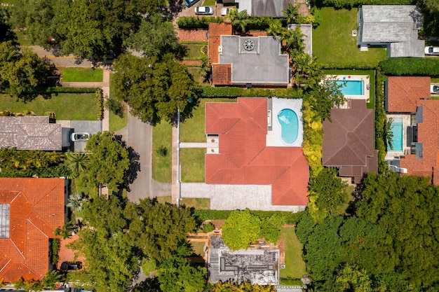 Foto fotografía aérea de drones área comercial casas de lujo edificios y mansiones abundante vegetación