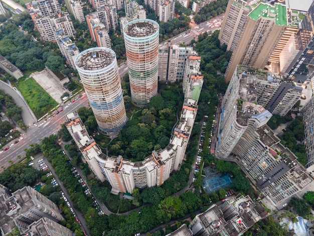 Fotografía aérea de edificios residenciales modernos urbanos al aire libre