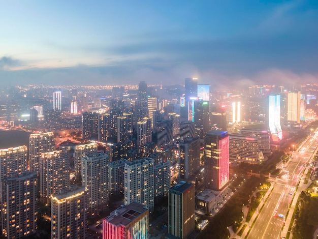 Fotografía aérea de la escena nocturna de la ciudad en la costa oeste de Qingdao