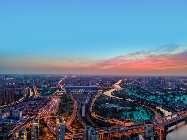 Fotografía aérea de la escena nocturna del horizonte del paisaje arquitectónico urbano de Tianjin