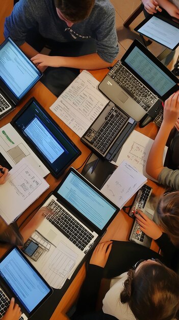 Fotografía aérea de estudiantes usando computadoras portátiles y calculadoras