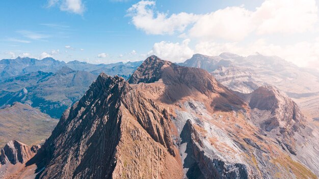 Fotografia aérea feita com drone sobre o Pico Mondarruego onde se pode ver o Pico Taillon