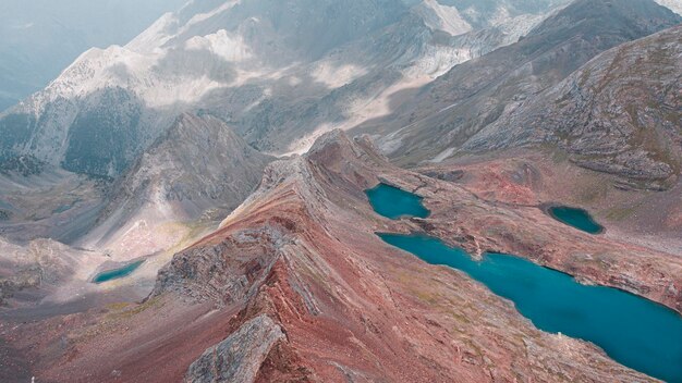 Fotografia aérea feita com um drone sobre o pico do Inferno nos Pirinéus em Aragão, Espanha,