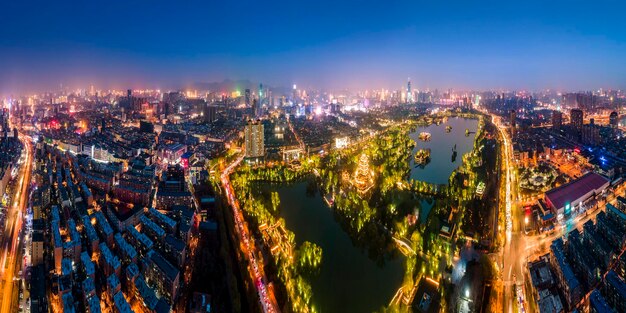 Fotografía aérea de gran formato de la escena nocturna de la ciudad de Jinan