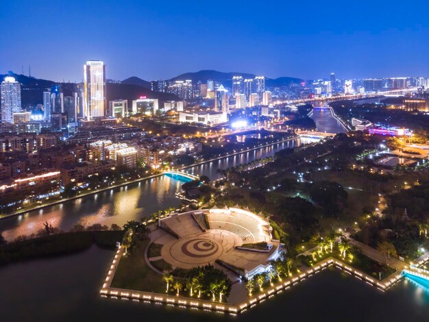 Fotografía aérea de gran formato de la escena nocturna de la ciudad de Xiamen