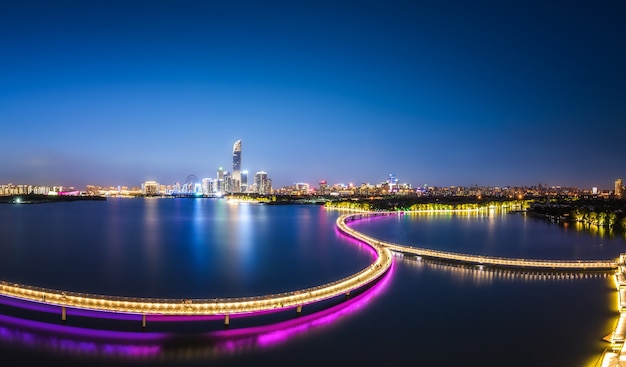 Fotografía aérea de gran formato de la vista nocturna del sendero del lago Jinji en Suzhou