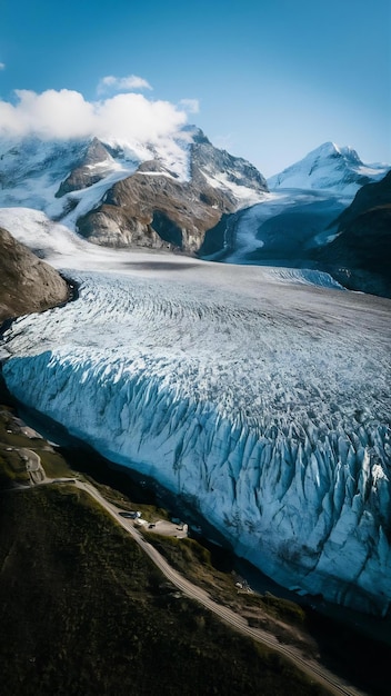 Fotografía aérea del hermoso glaciar de Hintertux bajo la luz del sol