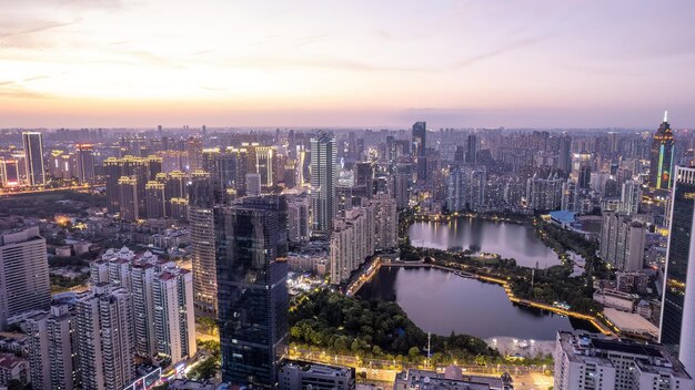 Foto fotografía aérea del horizonte de la arquitectura urbana en wuhanxaxa