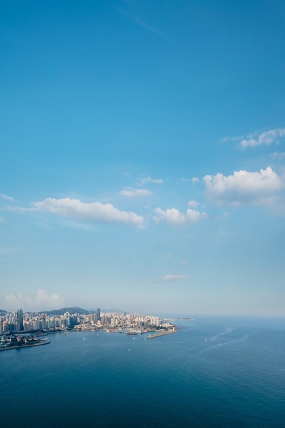 Fotografía aérea del horizonte del paisaje arquitectónico de la bahía de Qingdao Fushan