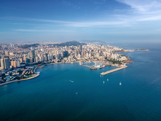 Fotografía aérea del horizonte del paisaje arquitectónico de la bahía de Qingdao Fushan