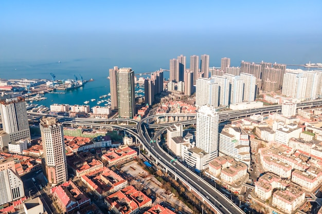 Fotografía aérea del horizonte del paisaje arquitectónico en la bahía de Qingdao