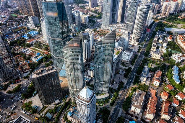 Fotografía aérea del horizonte del paisaje del edificio del centro financiero de la bahía de Qingdao Fushan