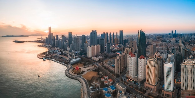 Fotografía aérea del horizonte del paisaje del edificio del centro financiero de Qingdao