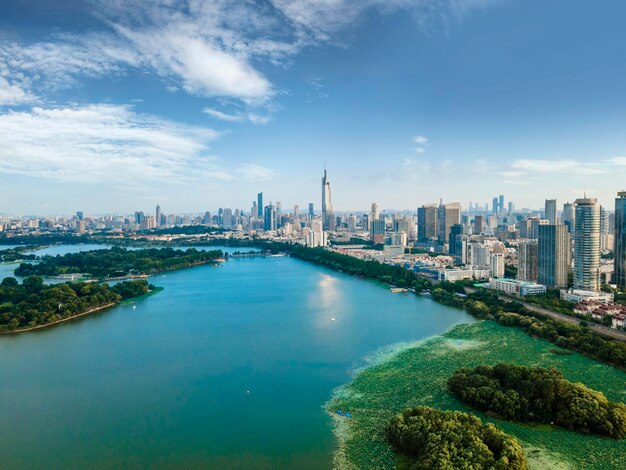 Fotografía aérea de lagos y edificios de la ciudad de Nanjing, China