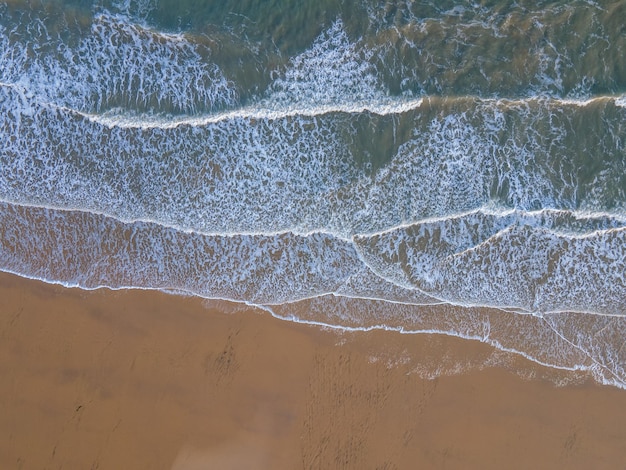 Fotografía aérea del mar, playas y olas.