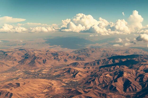 Foto fotografía aérea de las montañas bajo un cielo azul y nubes blancas