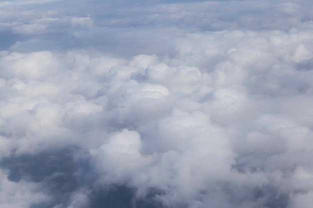 Fotografía aérea con nubes blancas esponjosas