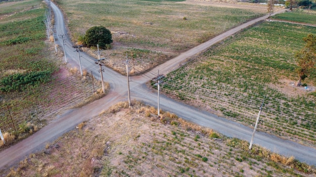 Fotografia aérea, O cruzamento tem uma linha de transmissão de energia em áreas rurais, Fotografia Drone.