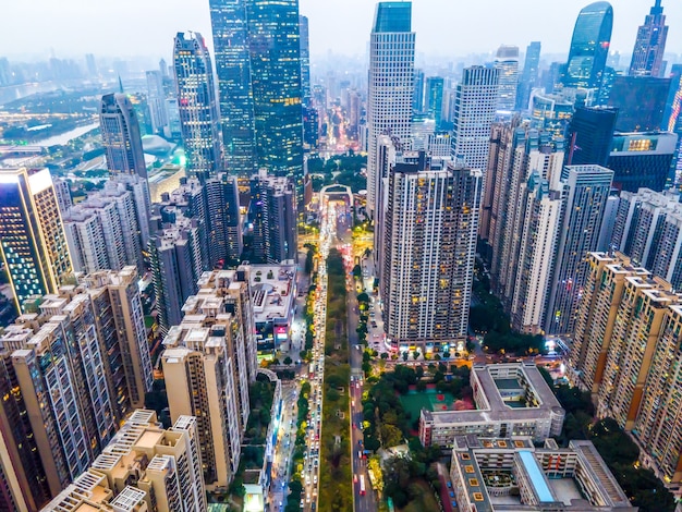 Fotografía aérea del paisaje arquitectónico a ambos lados del río Pearl en Guangzhou