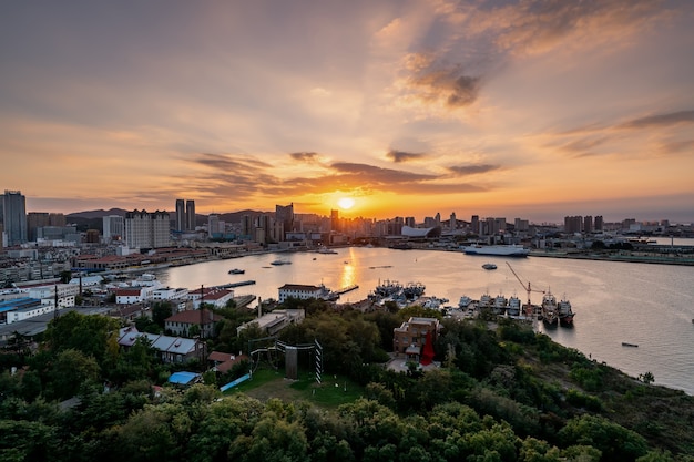 Fotografía aérea del paisaje arquitectónico de la ciudad de Yantai