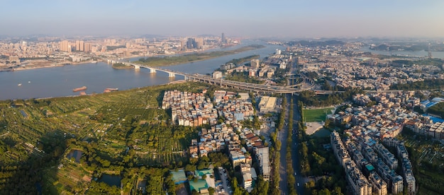 Fotografía aérea del paisaje arquitectónico urbano a lo largo del río Pearl en Guangzhou