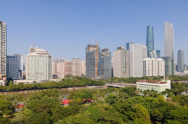 Fotografía aérea del paisaje arquitectónico urbano a lo largo del río Pearl en Guangzhou